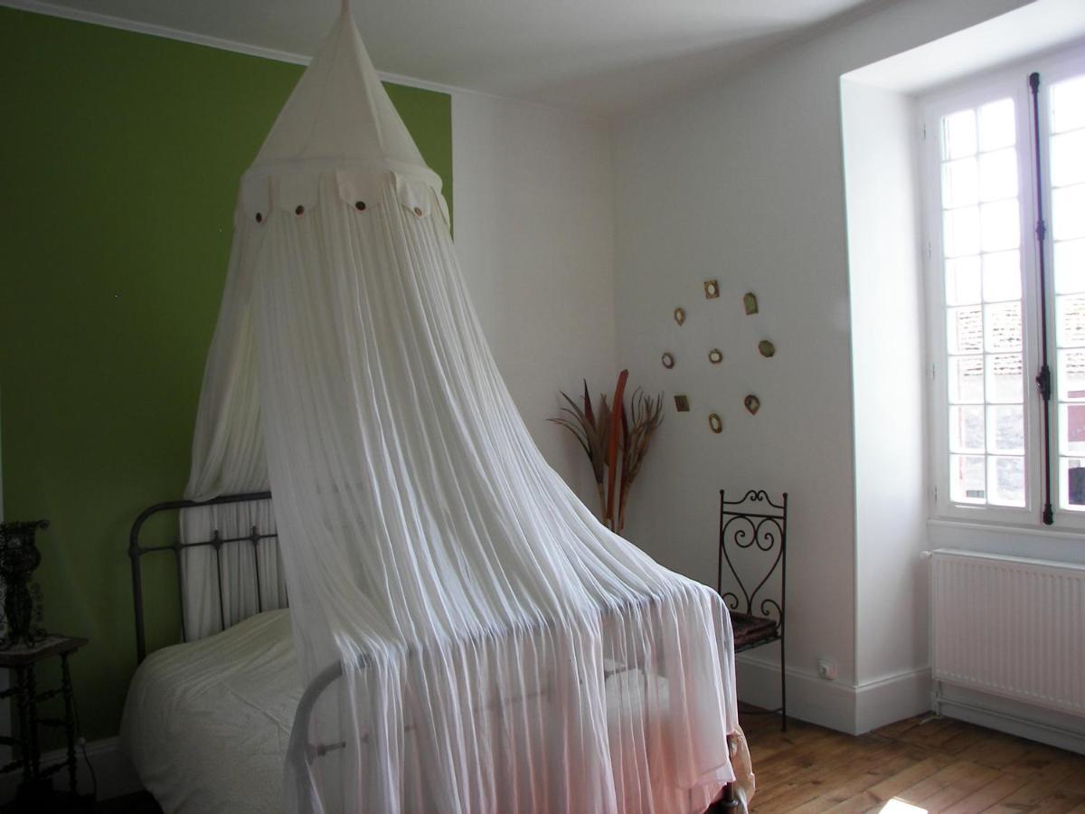 Domaine Du Noble Bed & Breakfast Saint-Jean-de-Thurac Exterior photo