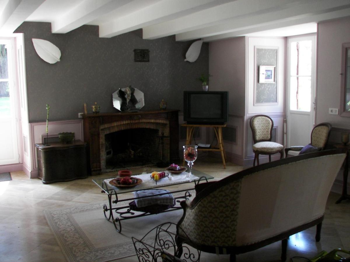 Domaine Du Noble Bed & Breakfast Saint-Jean-de-Thurac Exterior photo