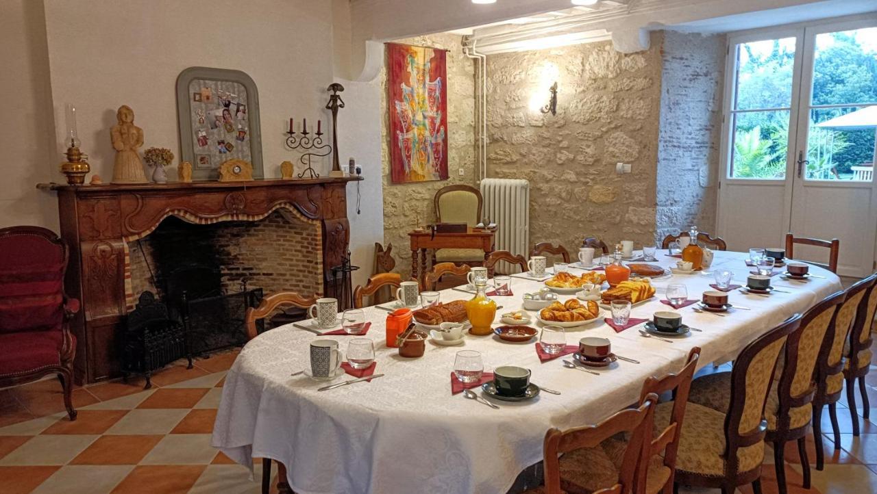 Domaine Du Noble Bed & Breakfast Saint-Jean-de-Thurac Exterior photo